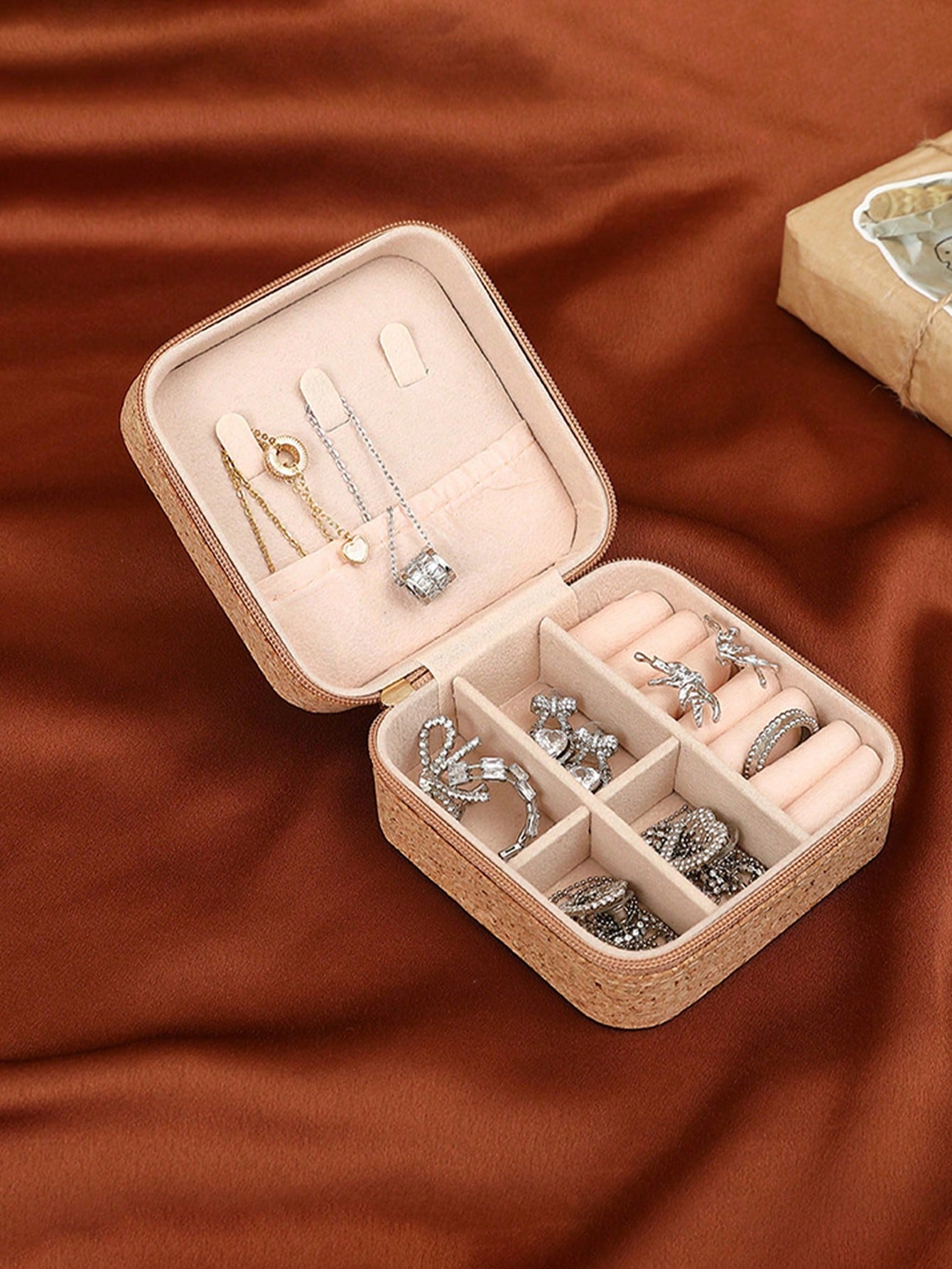 Kwadratowe etui na biżuterię w – Travel Accessories Jewelry recenzja i cena